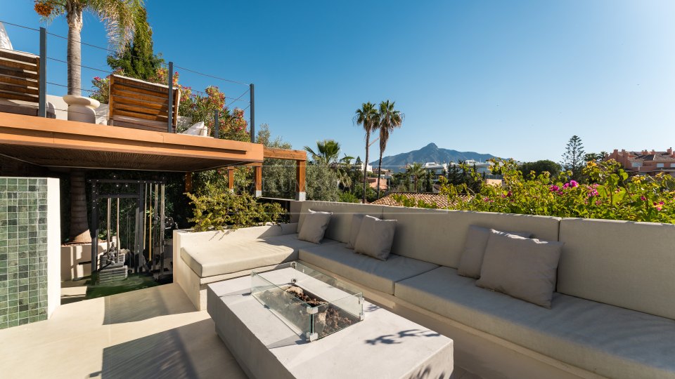 Nueva Andalucia, Villa rénovée de cinq chambres avec vue sur la mer à vendre à Nueva Andalucía