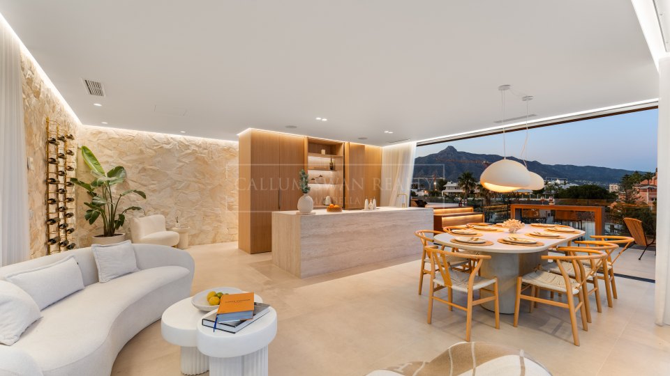 Nueva Andalucia, Villa rénovée de cinq chambres avec vue sur la mer à vendre à Nueva Andalucía