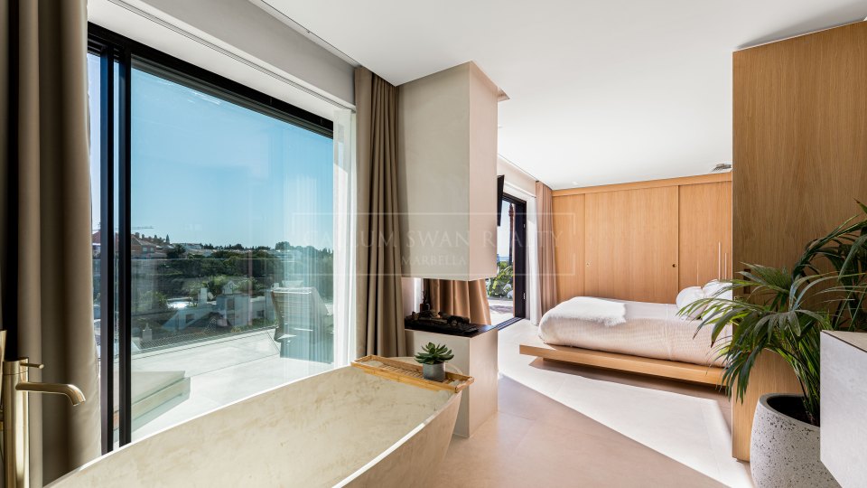 Nueva Andalucia, Villa rénovée de cinq chambres avec vue sur la mer à vendre à Nueva Andalucía