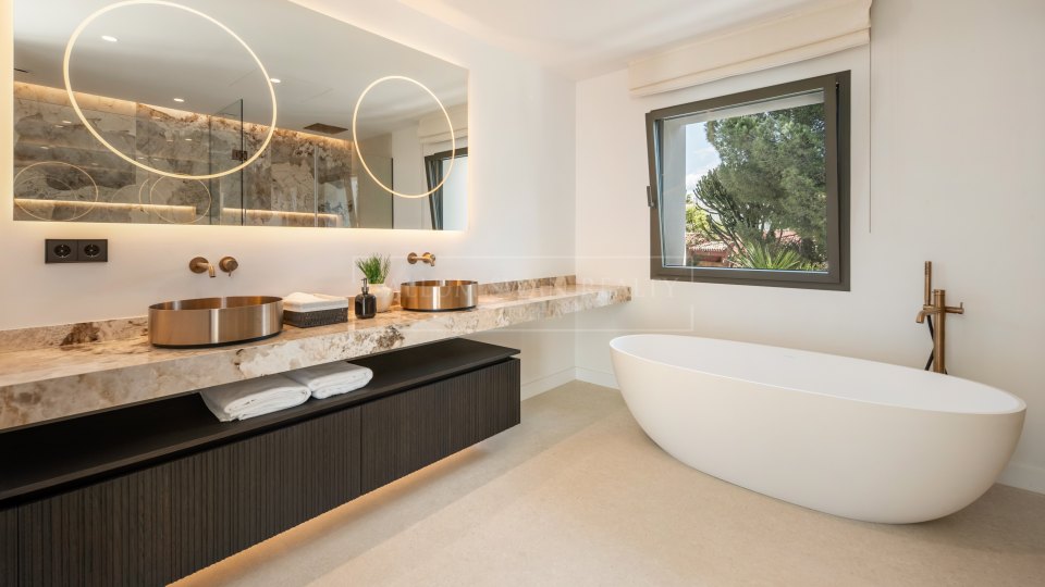 Benahavis, Villa de style méditerranéen de six chambres à vendre à El Herrojo, Benahavís