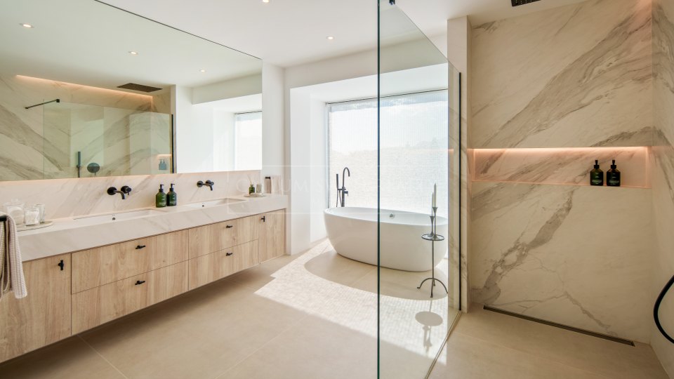 Benahavis, Villa contemporaine de cinq chambres à vendre à Puerto del Almendro, Benahavís