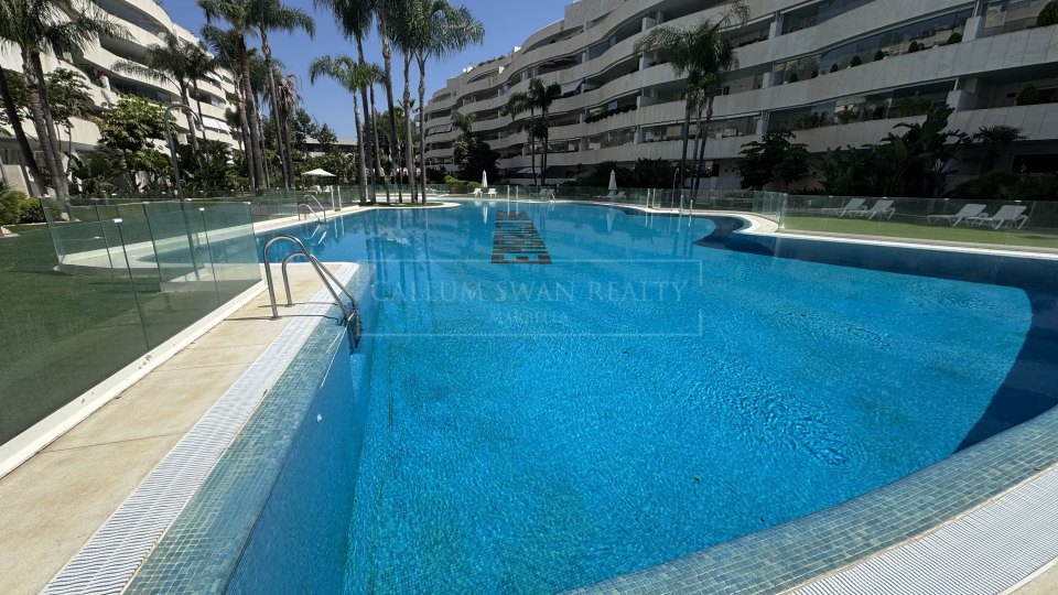 Marbella - Puerto Banus, Beachside luxury apartment for short-term rental in Embrujo Banús