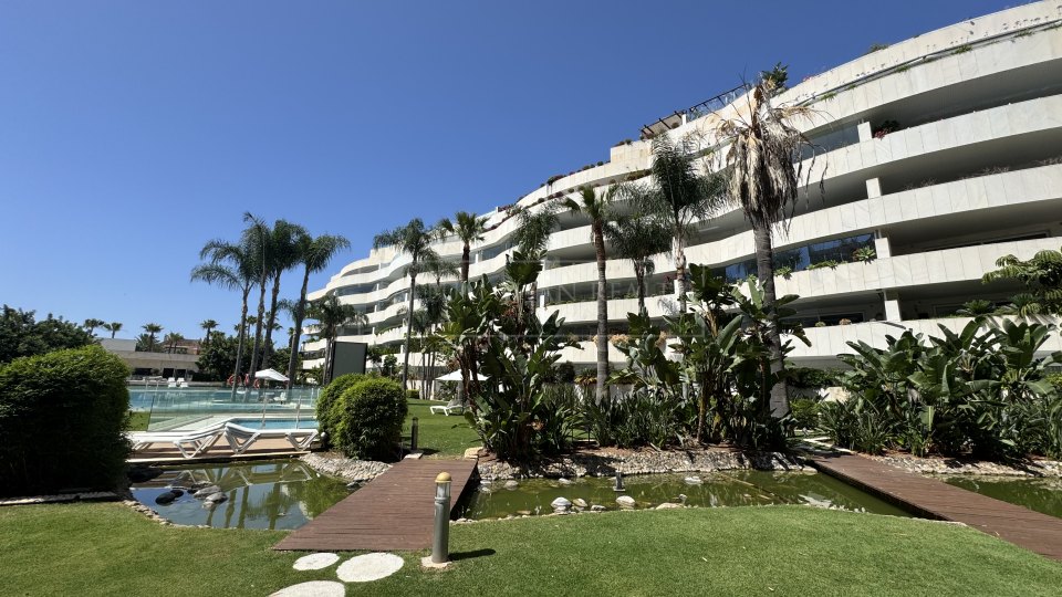 Marbella - Puerto Banus, Beachside luxury apartment for short-term rental in Embrujo Banús