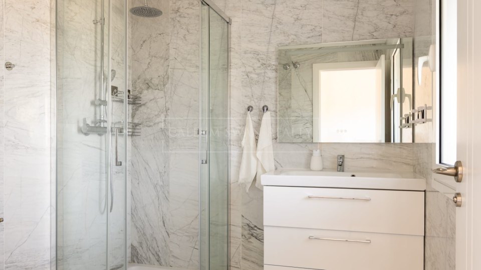 Marbella - Puerto Banus, Appartement de luxe en bord de mer à louer pour de courts séjours à Embrujo Banús