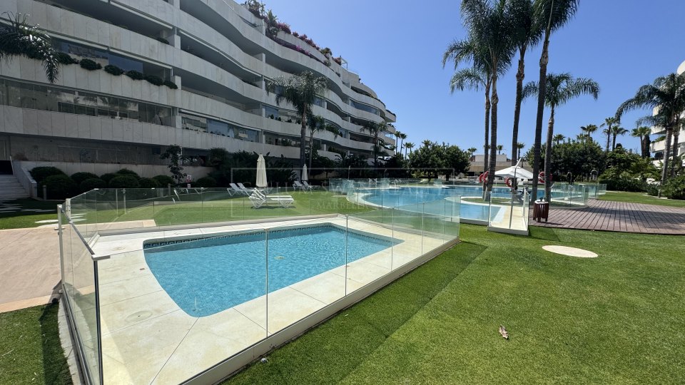 Marbella - Puerto Banus, Beachside luxury apartment for short-term rental in Embrujo Banús