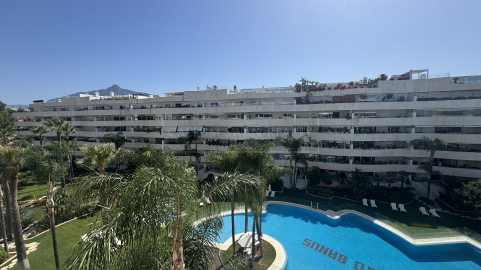 Marbella - Puerto Banus, Beachside luxury apartment for short-term rental in Embrujo Banús