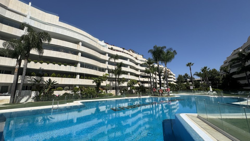Marbella - Puerto Banus, Beachside luxury apartment for short-term rental in Embrujo Banús