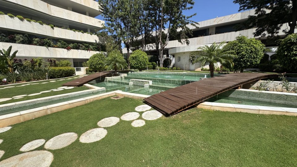 Marbella - Puerto Banus, Beachside luxury apartment for short-term rental in Embrujo Banús
