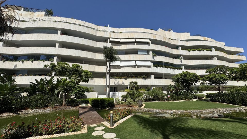 Marbella - Puerto Banus, Beachside luxury apartment for short-term rental in Embrujo Banús
