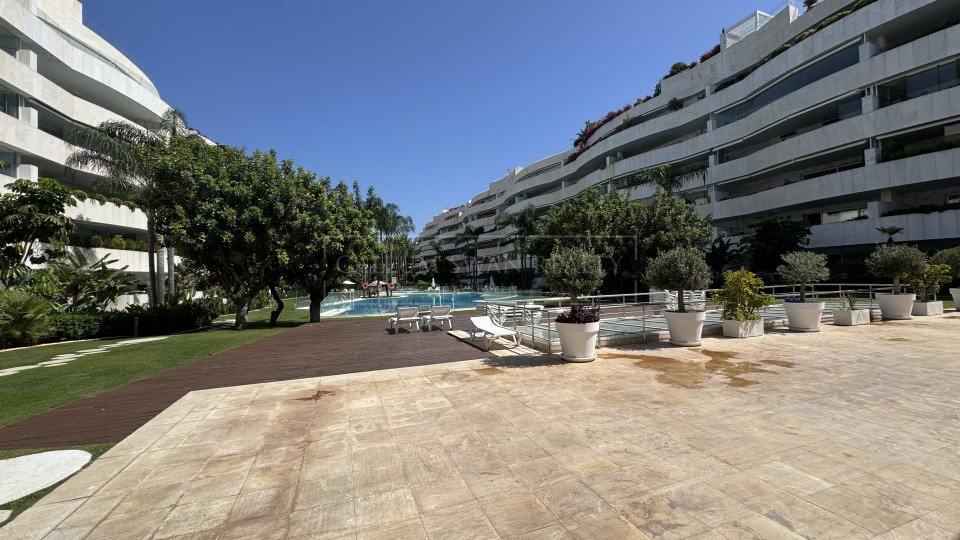 Marbella - Puerto Banus, Beachside luxury apartment for short-term rental in Embrujo Banús