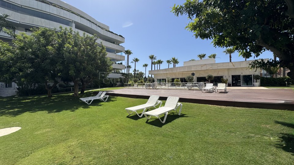 Marbella - Puerto Banus, Beachside luxury apartment for short-term rental in Embrujo Banús