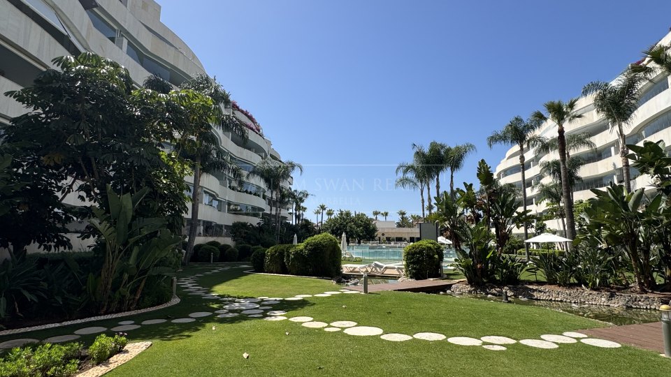 Marbella - Puerto Banus, Beachside luxury apartment for short-term rental in Embrujo Banús