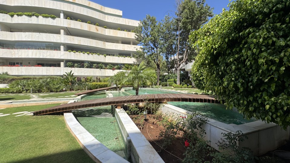 Marbella - Puerto Banus, Beachside luxury apartment for short-term rental in Embrujo Banús