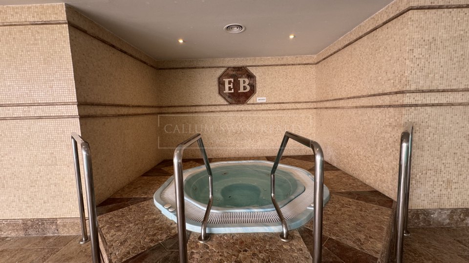 Marbella - Puerto Banus, Beachside luxury apartment for short-term rental in Embrujo Banús