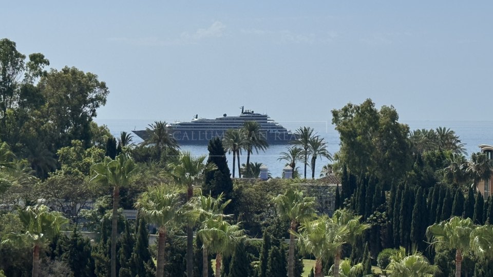 Marbella - Puerto Banus, Beachside luxury apartment for short-term rental in Embrujo Banús