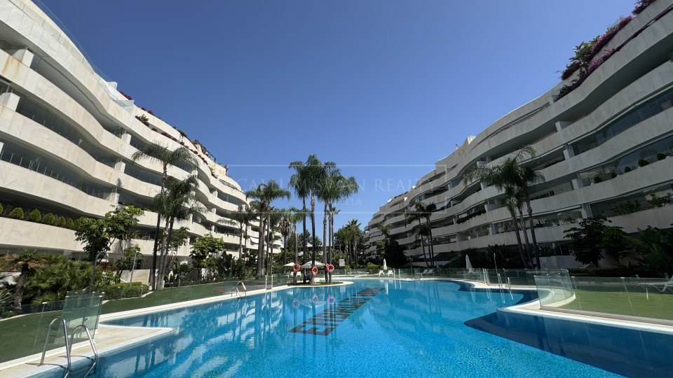 Marbella - Puerto Banus, Beachside luxury apartment for short-term rental in Embrujo Banús