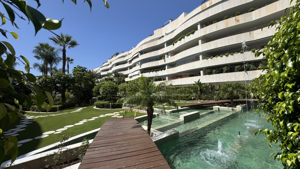 Marbella - Puerto Banus, Beachside luxury apartment for short-term rental in Embrujo Banús