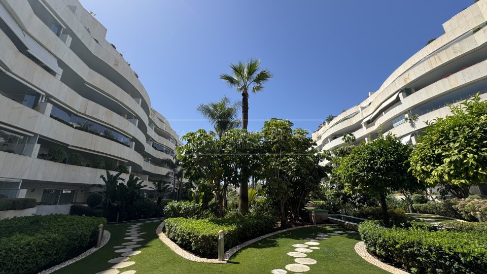 Marbella - Puerto Banus, Beachside luxury apartment for short-term rental in Embrujo Banús