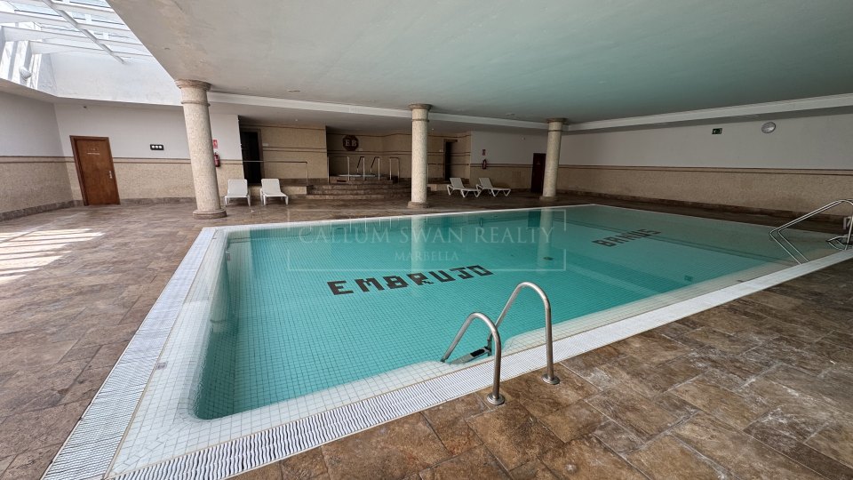 Marbella - Puerto Banus, Beachside luxury apartment for short-term rental in Embrujo Banús