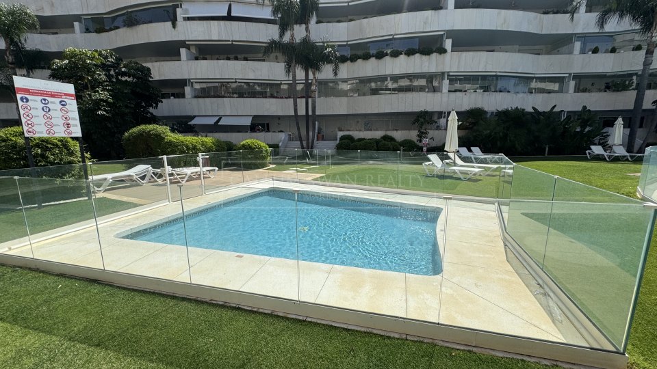 Marbella - Puerto Banus, Beachside luxury apartment for short-term rental in Embrujo Banús