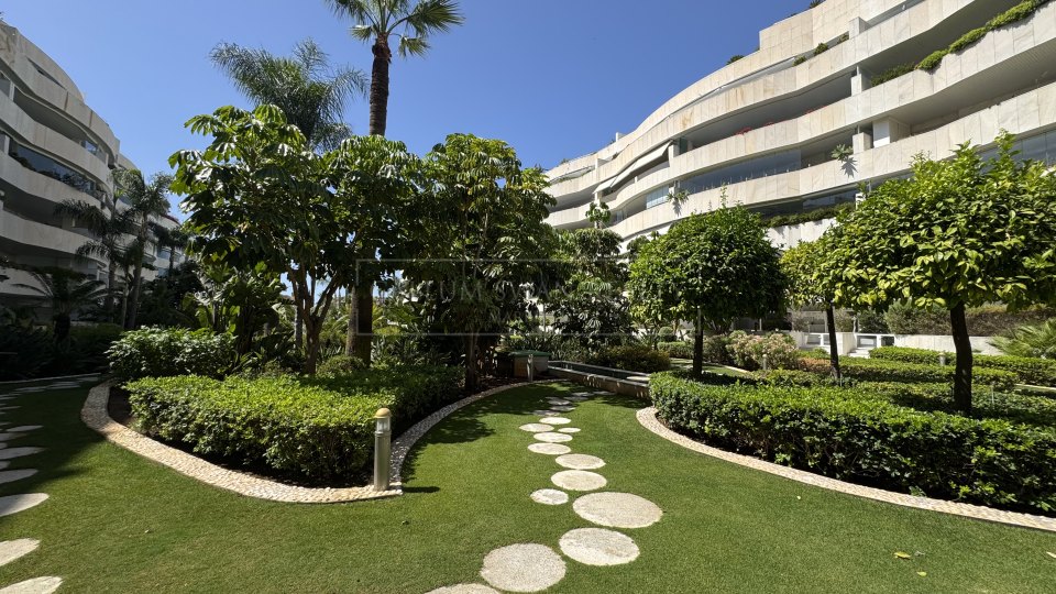 Marbella - Puerto Banus, Beachside luxury apartment for short-term rental in Embrujo Banús