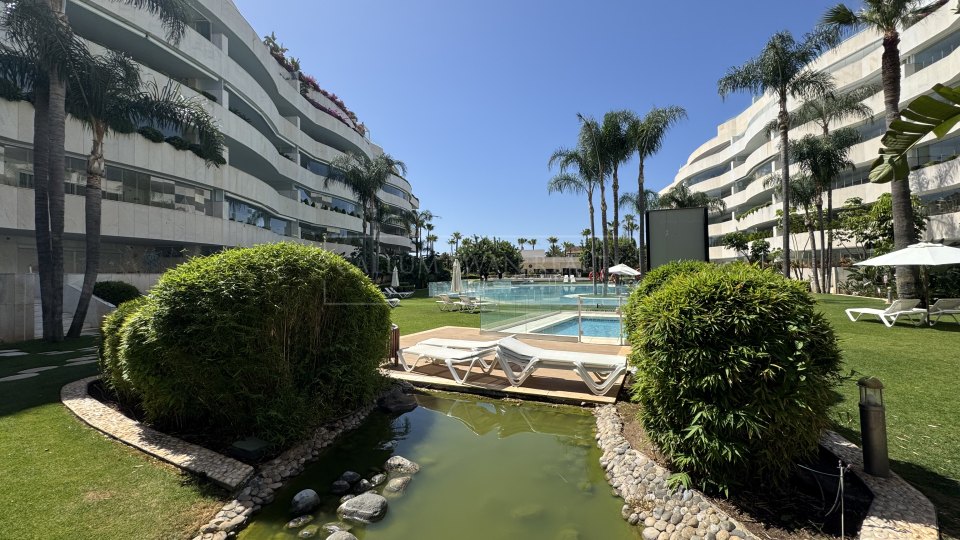 Marbella - Puerto Banus, Beachside luxury apartment for short-term rental in Embrujo Banús