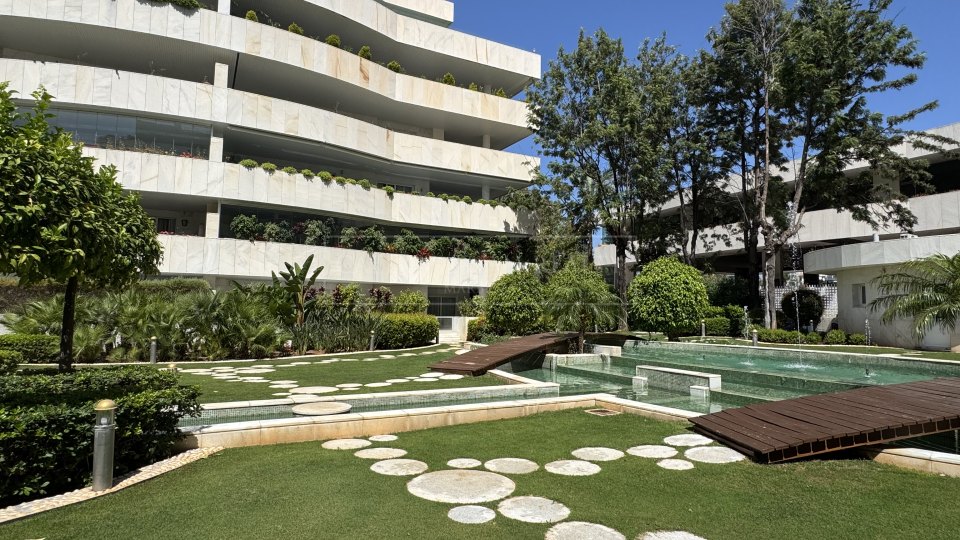 Marbella - Puerto Banus, Beachside luxury apartment for short-term rental in Embrujo Banús