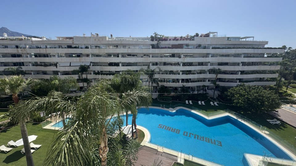 Marbella - Puerto Banus, Beachside luxury apartment for short-term rental in Embrujo Banús