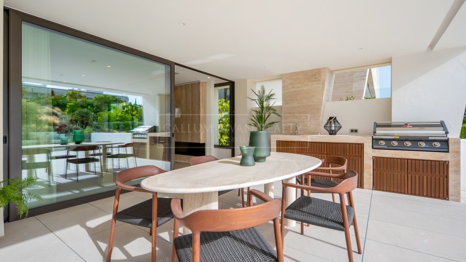 Marbella Golden Mile, Appartement duplex au rez-de-chaussée de quatre chambres à vendre à Epic Marbella, Golden Mile