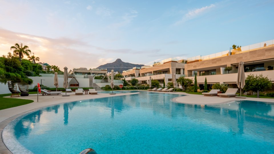 Marbella Golden Mile, Appartement duplex au rez-de-chaussée de quatre chambres à vendre à Epic Marbella, Golden Mile