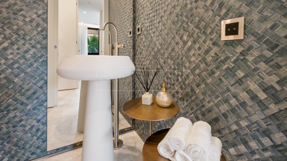 Marbella Golden Mile, Appartement duplex au rez-de-chaussée de quatre chambres à vendre à Epic Marbella, Golden Mile