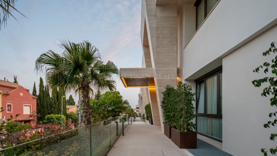 Marbella Golden Mile, Appartement duplex au rez-de-chaussée de quatre chambres à vendre à Epic Marbella, Golden Mile