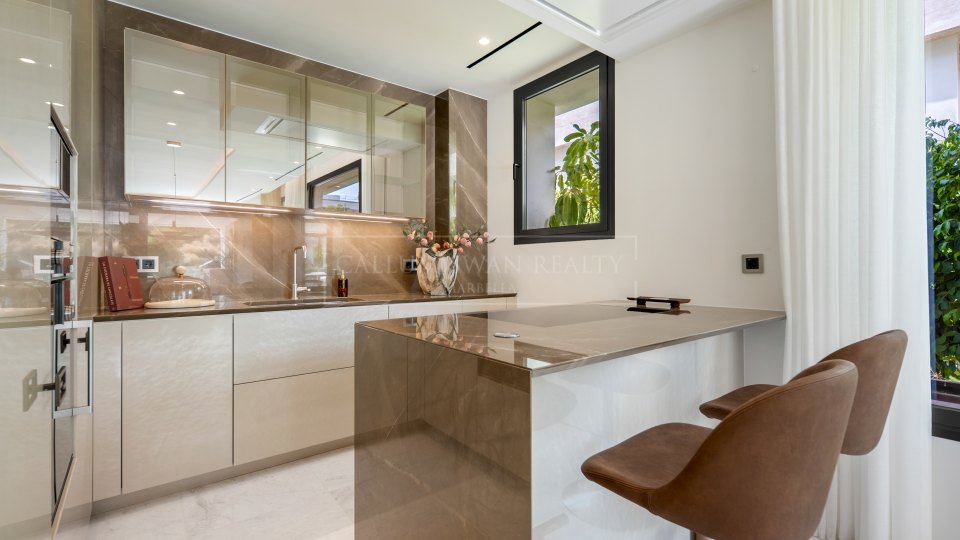Marbella Golden Mile, Appartement duplex au rez-de-chaussée de quatre chambres à vendre à Epic Marbella, Golden Mile
