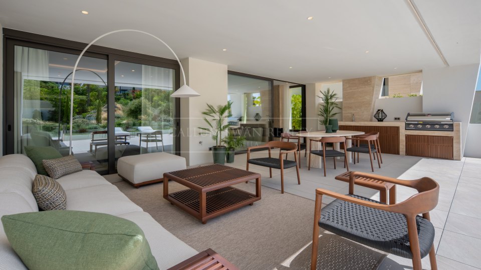 Marbella Golden Mile, Appartement duplex au rez-de-chaussée de quatre chambres à vendre à Epic Marbella, Golden Mile