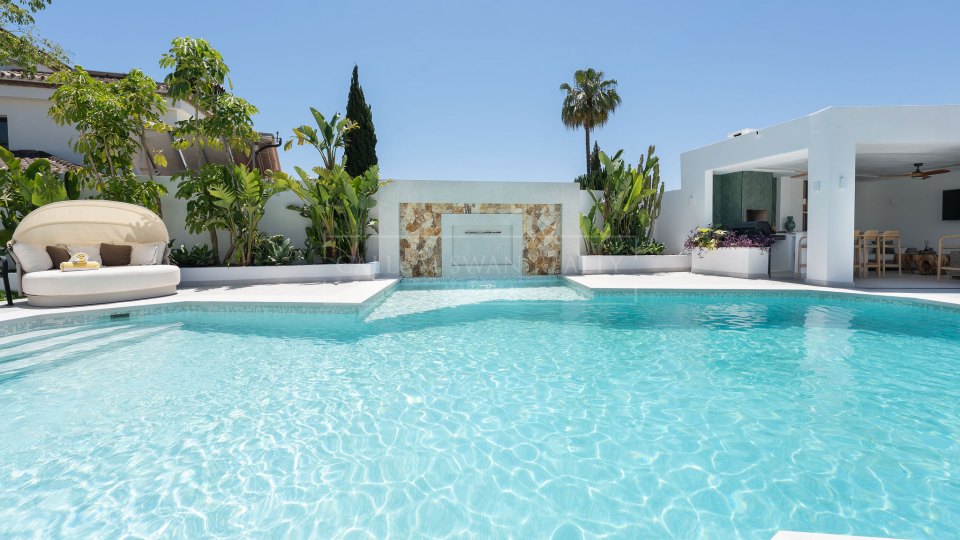 Estepona, Villa de seis dormitorios de nueva construcción en venta en Bel Air, Estepona Este