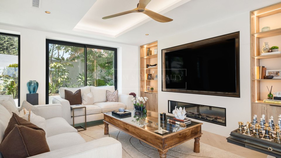 Estepona, Villa de seis dormitorios de nueva construcción en venta en Bel Air, Estepona Este