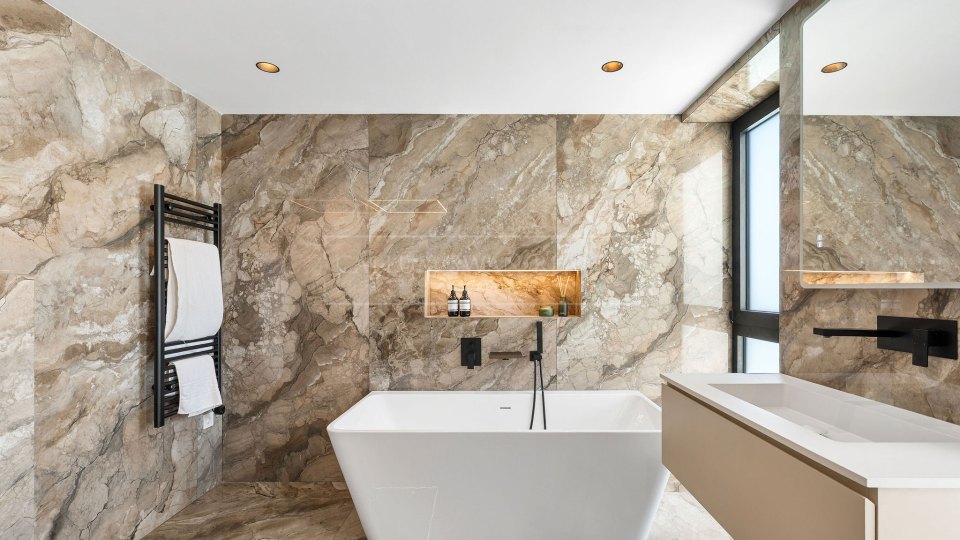 Estepona, Villa de seis dormitorios de nueva construcción en venta en Bel Air, Estepona Este