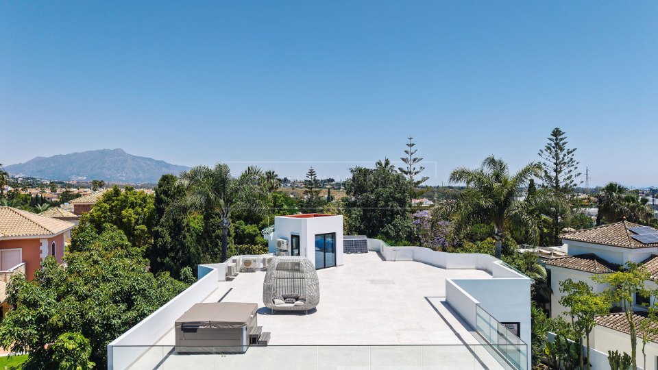 Estepona, Villa de seis dormitorios de nueva construcción en venta en Bel Air, Estepona Este