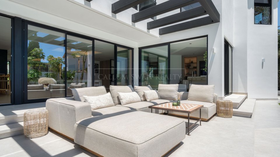 Estepona, Villa de seis dormitorios de nueva construcción en venta en Bel Air, Estepona Este