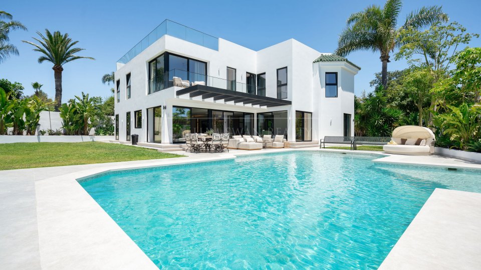 Estepona, Villa de seis dormitorios de nueva construcción en venta en Bel Air, Estepona Este