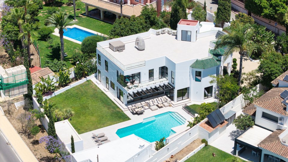 Estepona, Villa de seis dormitorios de nueva construcción en venta en Bel Air, Estepona Este