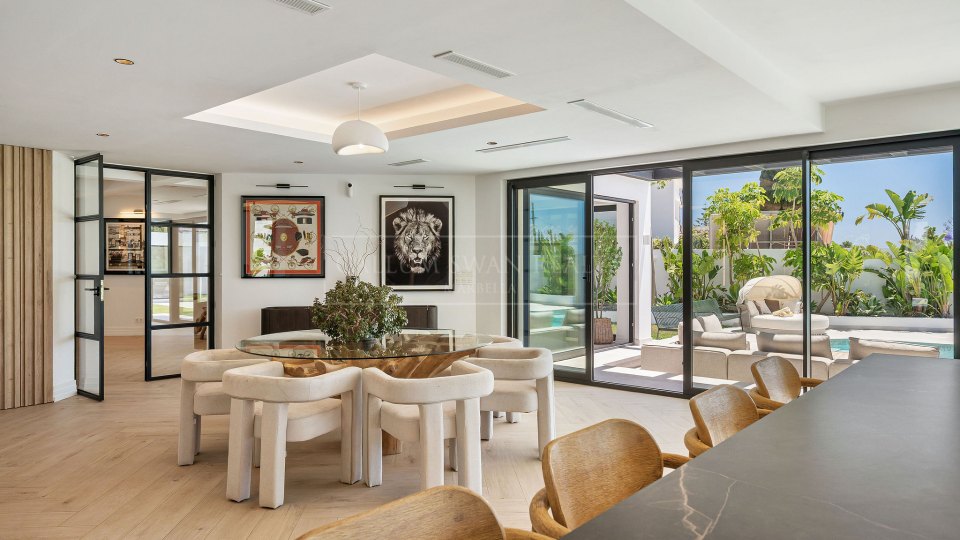 Estepona, Villa de seis dormitorios de nueva construcción en venta en Bel Air, Estepona Este