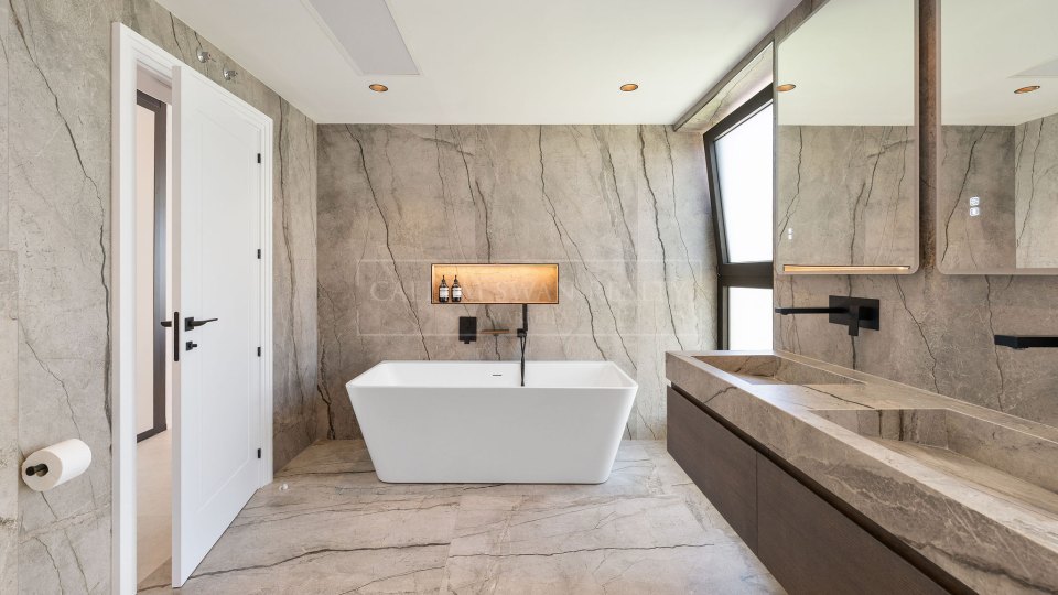 Estepona, Villa de seis dormitorios de nueva construcción en venta en Bel Air, Estepona Este