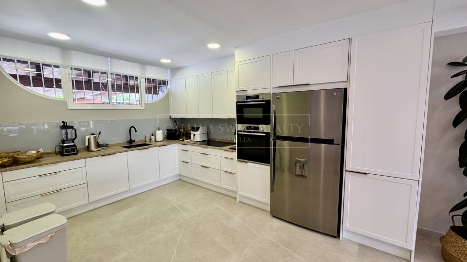 San Pedro de Alcantara, Casa adosada renovada en venta en la comunidad costera de Las Petunias, Playa de San Pedro