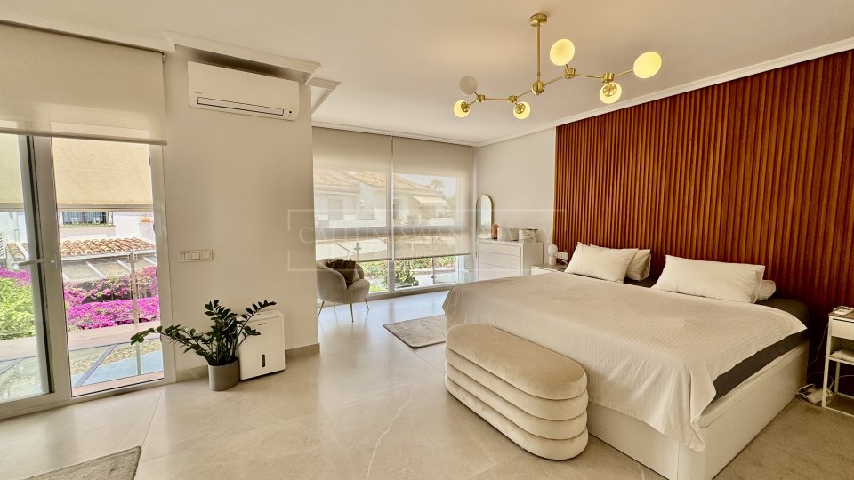 San Pedro de Alcantara, Casa adosada renovada en venta en la comunidad costera de Las Petunias, Playa de San Pedro