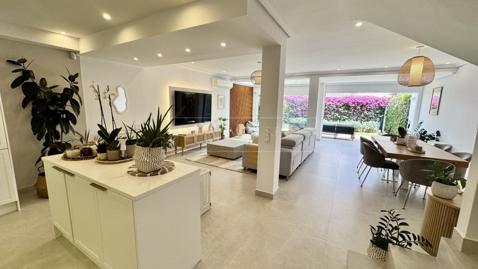 San Pedro de Alcantara, Casa adosada renovada en venta en la comunidad costera de Las Petunias, Playa de San Pedro