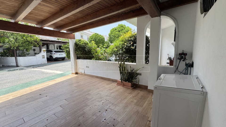 San Pedro de Alcantara, Casa adosada renovada en venta en la comunidad costera de Las Petunias, Playa de San Pedro