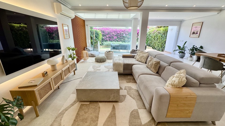 San Pedro de Alcantara, Casa adosada renovada en venta en la comunidad costera de Las Petunias, Playa de San Pedro
