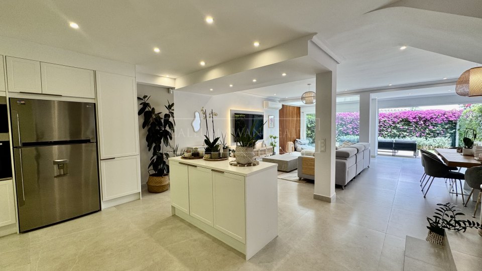 San Pedro de Alcantara, Casa adosada renovada en venta en la comunidad costera de Las Petunias, Playa de San Pedro