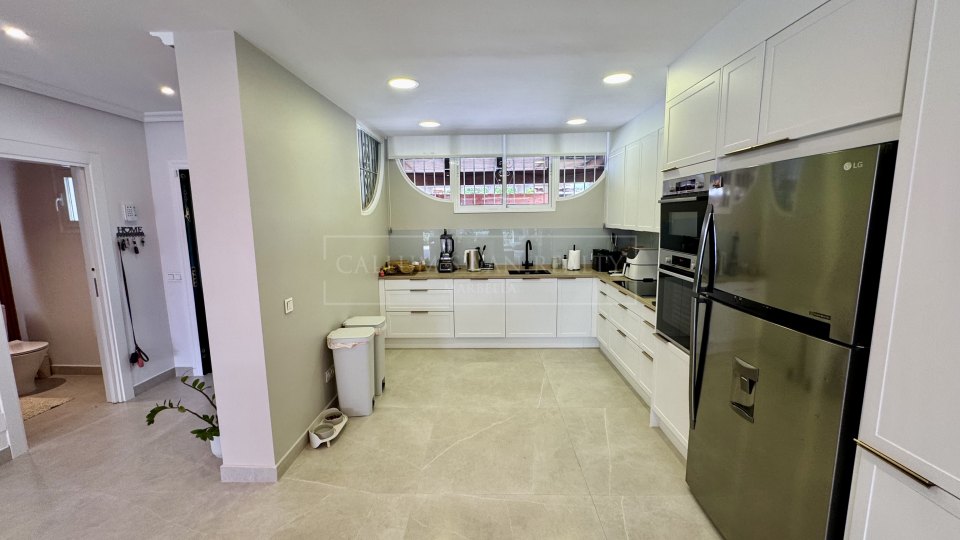 San Pedro de Alcantara, Casa adosada renovada en venta en la comunidad costera de Las Petunias, Playa de San Pedro